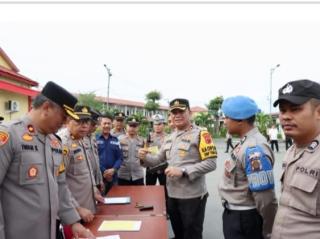 apolres Pelabuhan Belawan Pimpin Apel dan Pemberian Paket Natal Secara Simbolis